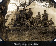 Soldaten der Fernspähabteilung 199 vor einem Zelt während des Ersten Weltkriegs