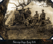 Soldaten der Fernspähabteilung 199 vor einem Zelt während des Ersten Weltkriegs