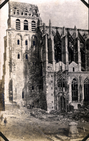 Zerstörte Kathedrale im Heer während des Kriegs nach dem Bombardement