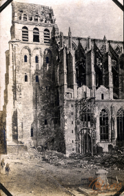 Zerstörte Kathedrale im Heer während des Kriegs nach dem Bombardement