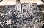 Zerstörte Stadtansicht mit der Ruine einer Kathedrale nach den Kämpfen im Ersten Weltkrieg