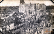 Zerstörte Stadtansicht mit der Ruine einer Kathedrale nach den Kämpfen im Ersten Weltkrieg