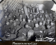 Gruppierung von Soldaten in einem Massenquartier während des Ersten Weltkriegs