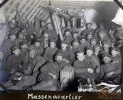 Gruppierung von Soldaten in einem Massenquartier während des Ersten Weltkriegs