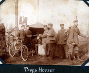 Soldaten der Fernspäh-Abteilung beim Informieren in einem Lager mit Fahrrädern und militärischer Ausrüstung