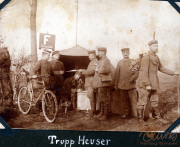 Soldaten der Fernspäh-Abteilung beim Informieren in einem Lager mit Fahrrädern und militärischer Ausrüstung