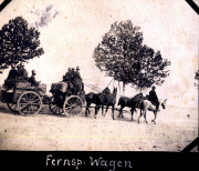 Wagenzug der Fernspäher mit Pferden auf einem Feld in der Natur