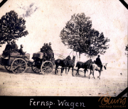 Wagenzug der Fernspäher mit Pferden auf einem Feld in der Natur