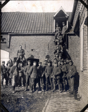 Gruppenfoto von Soldaten der Fernspähabteilung aus dem Ersten Weltkrieg vor einem Backsteingebäude