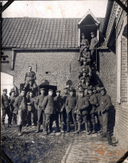 Gruppenfoto von Soldaten der Fernspähabteilung aus dem Ersten Weltkrieg vor einem Backsteingebäude