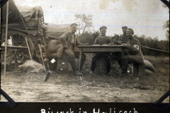 Militärisches Biwak in Halitsch während des Ersten Weltkriegs mit Soldaten und Aktivitäten
