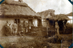 Soldaten der Fernspäh-Abteilung stehen vor einem traditionellen Bauernhaus in ruraler Umgebung des Ersten Weltkriegs