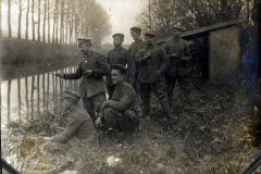 Soldaten der Fernsp. Abtlg. am Maas-Kanal bei einer Erkundungstour