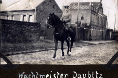 Wachtmeister Daubitz auf dem Pferd in der Stadt auf einer gepflasterten Straße