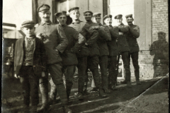 Soldaten der Fernspäh-Abteilung der Heer in einer Reihe vor einem Gebäude