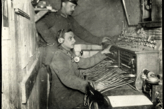 Soldaten der Fernsprechabteilung bei der Kommunikation im Ersten Weltkrieg