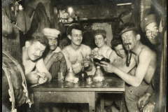 Soldaten der Fernspäh-Abteilung 199 entspannen sich in einer Stube während des Ersten Weltkriegs