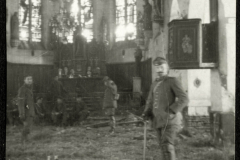 Soldaten der Fernsprechabteilung im verlassenen Raum während des Ersten Weltkriegs