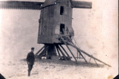 Historische Windmühle in Maretz mit einer Person aus der Heer-Abteilung im Hintergrund