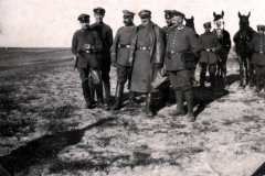 Nach der Schlacht bei Arras: Soldaten und Offiziere auf dem Schlachtfeld in der Nachkriegszeit