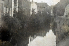 Historische Stadtansicht mit einem ruhigen Kanal und alten Gebäuden in einer Dämmerstimmung