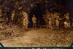 Soldaten der Fernspähabteilung 199 vor der Heiligen-Grotte in Erneghem