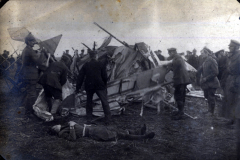 Absturz eines Militärflugzeugs während des Ersten Weltkriegs auf einem Schlachtfeld