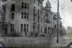 Westend-Hotel im Jahr 1919 mitSoldaten und historischem Straßenbild