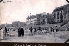Strandansicht von Westende mit Strandkörben und Badegästen während der Zeit der Kriege
