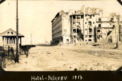 Zerstörtes Hotel Bellevue 1917 während des Ersten Weltkriegs in einem verwüsteten Gebiet