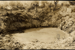 Blick auf einen Krater aus dem Ersten Weltkrieg in einem jahrzehntelangen Waldgebiet