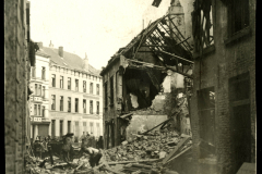 Zerstörte Stadtstraße mit Trümmern nach einem Bombenangriff während des Krieges