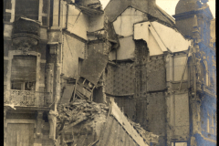 Verheerende Zerstörung durch den Krieg in einer Stadt mit beschädigten Gebäuden und Menschen auf der Straße