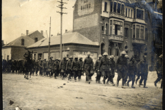 Soldaten der Fernsprechabteilung marschieren in einer Stadtszene während des Ersten Weltkriegs