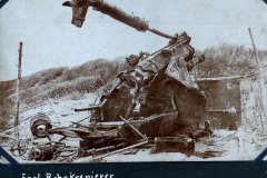 Historische Aufnahme einer beschädigten Kanone im Ersten Weltkrieg mit Soldaten bei der Reparatur