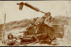 Zerstörte Artillerieposition nach einem Gefecht im Ersten Weltkrieg in den Schützengräben