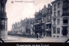 Blick auf die Rue Van Hinsbergh in Middelkerke vor dem Krieg, mit historischen Gebäuden und Spaziergängern