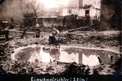 Stimmung eines Kriegsgebiets mit Soldat und Einschlagtrichter aus dem Ersten Weltkrieg