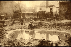 Zerstörte Landschaft nach dem Krieg mit einem Mann am Wasserrest