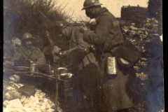 Soldaten in einem Trench während des Ersten Weltkriegs mit militärischer Ausrüstung und einer ruhigen Umgebung