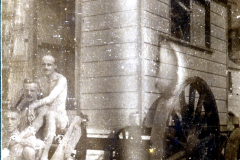 Ein historischer Strandaufenthalt mit einem Badehäuschen und Menschen am Meer
