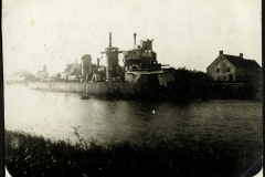Historisches Militärschiff an einem Ufer während des Krieges im 20. Jahrhundert