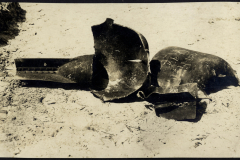 Reste eines beschädigten Helms aus dem Ersten Weltkrieg in einer verlassenen Umgebung