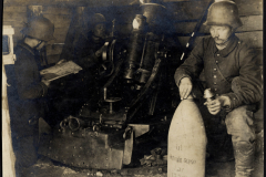 Soldaten bedienen eine Kanone in einem Bunker während des Ersten Weltkriegs