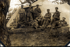 Soldaten der Fernspähabteilung 199 vor einem Zelt während des Ersten Weltkriegs