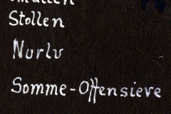 Detailansicht von Beschriftungen, die in einem Stollen während der Somme-Offensive 1918 entstanden sind