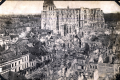 Zerstörte Stadtansicht mit der Ruine einer Kathedrale nach den Kämpfen im Ersten Weltkrieg