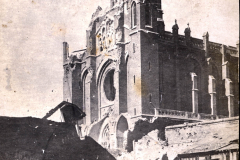 Historische Gebäude mit verwüsteter Umgebung und beeindruckender Architektur zur Zeit des Krieges