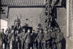 Gruppenfoto von Soldaten der Fernspähabteilung aus dem Ersten Weltkrieg vor einem Backsteingebäude