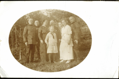 Familienzusammenkunft in der Natur mit Soldaten und Kindern in historischer Kleidung
